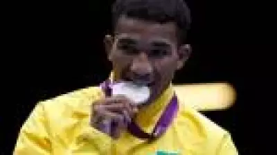 Esquiva Falcão vende medalha olímpica de prata e critica falta de apoio a atletas no Brasil