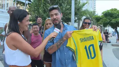 Fã brasileiro pede Shakira em casamento e cantora 'aceita' no Rio