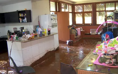 Família em Jardinópolis, SP, pede socorro após lama invadir casa durante temporal