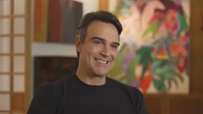 Famosos que usam perucas ou disfarçam calvície: galeria revela segredos