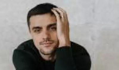 Felipe Simas explora a ausência de amor em vilão de 'Rio de Sangue'