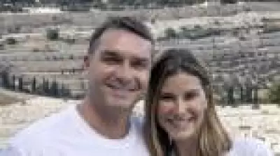 Flávio Bolsonaro apresenta esposa em vídeo: 'Sou moderado porque fui reeducado'