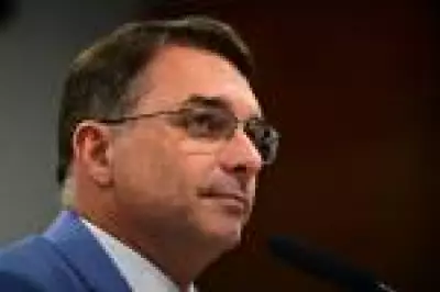 Flávio Bolsonaro avalia vereadora nordestina como vice em possível chapa presidencial