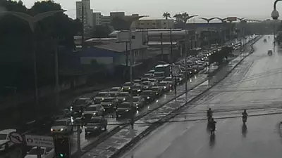 Fortaleza enfrenta congestionamentos e alagamentos durante forte chuva