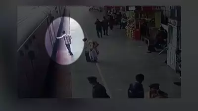 Funcionário ferroviário na Índia evita tragédia ao salvar homem que escorregou em trem