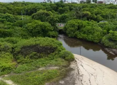 Água escura e malcheirosa deságua no mar da Paraíba; autoridades coletam amostras e investigam poluição