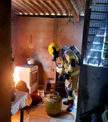 Homem provoca explosão ao testar vazamento de gás com isqueiro em Bonito de Minas