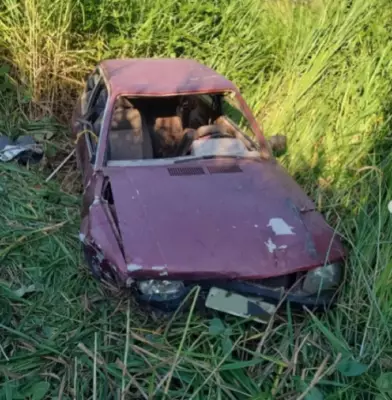 Homem sem habilitação capota carro na BR-116 em Além Paraíba