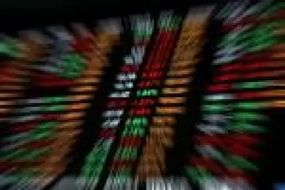 Ibovespa atinge novo recorde histórico pelo terceiro dia seguido enquanto dólar cai para 5 reais