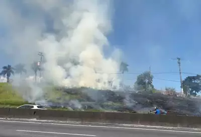 Incêndio atinge vegetação na Rodovia Dutra em Caçapava, SP, sem interdições