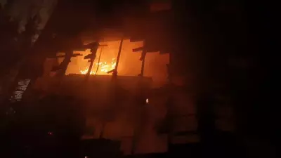 Incêndio de grandes proporções destrói galpão de reciclagem municipal em Itapecerica da Serra