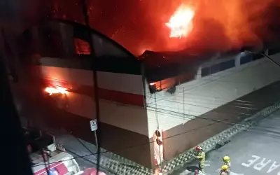 Incêndio destrói supermercado em Pouso Alegre (MG) na madrugada desta segunda-feira