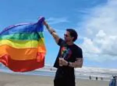 Influenciador gay Carlos Filhar tem morte confirmada após carta de despedida nas redes