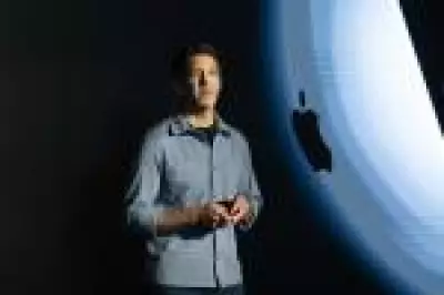 John Ternus é o novo CEO da Apple, sucedendo Tim Cook a partir de setembro