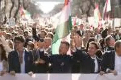 Magyar celebra vitória histórica da oposição sobre Orbán na Hungria