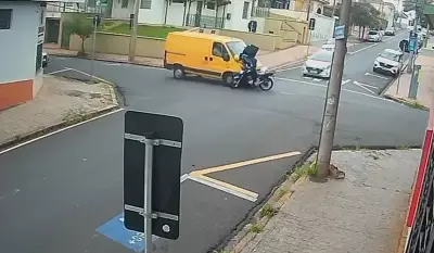 Motociclista em estado grave após avançar sinal de 'pare' e colidir com van no Centro de Piracicaba