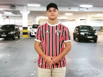 Motociclista permanece em estado grave após colisão com carro estacionado em Rio Branco