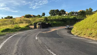 Motorista morre após carreta carregada de soja tombar na Rodovia D. Pedro I, em Campinas