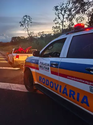 Motorista é preso na BR-135 por ultrapassagem proibida e transporte de moto furtada