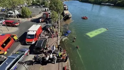 Ônibus cai no rio Sena em Juvisy, França; motorista era aprendiz