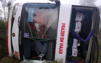 Ônibus irregular capota na BR-267 em Caxambu, MG, deixando 18 feridos