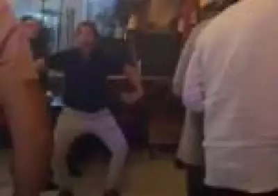 Pai de advogada argentina repete gesto racista que levou filha à prisão no Brasil