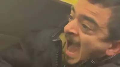 Passageiro invade compartimento de bagagem em voo da Ryanair e viraliza no TikTok