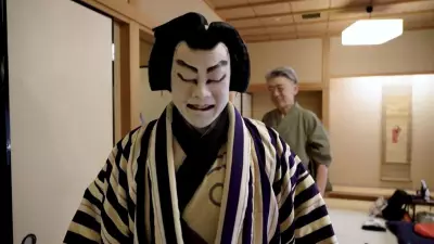 Perucas artesanais transformam atores no Kabuki japonês: tradição centenária