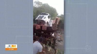 Ponte de madeira desaba com caminhão no Pará, isolando comunidades rurais