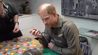 Príncipe Harry e Meghan Markle participam de aula de cerâmica com filhos de veteranos na Austrália