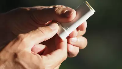 Protetores solares em bastão exigem aplicação generosa para garantir proteção eficaz