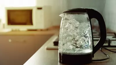 Riscos de Reaquecer Água Fervida: Especialistas Alertam sobre Acúmulo de Químicos