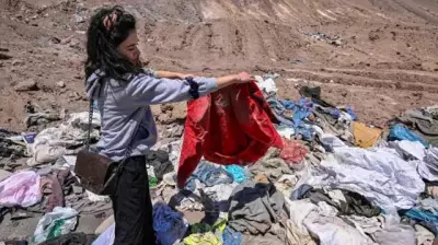 Roupas descartadas no deserto do Atacama viram negócio de reciclagem no Chile