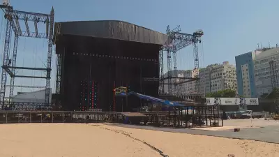 Shakira no Rio: equipamentos chegam ao Galeão para megashow em Copacabana