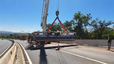 Tanque de caminhão com combustíveis tombado na BR-135 é removido em Montes Claros