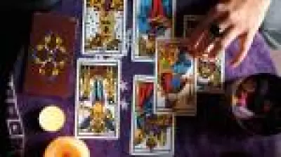 Tarô conquista celebridades e geração Z como ferramenta de autoconhecimento