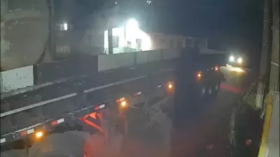 Trem colide com caminhão em cruzamento de Mogi das Cruzes durante a noite