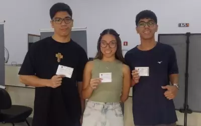 Trigêmeos de 17 anos tiram 1º título de eleitor juntos e surpreendem cartório em Assis