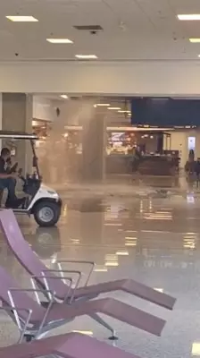 Tubulação se rompe e causa alagamento no embarque internacional do Aeroporto Galeão