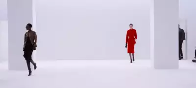 Vermelho na Moda: Do Paleolítico às Passarelas, a Cor do Poder e da Sedução