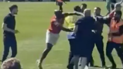 York City sobe à League Two após empate; torcedor é agredido por jogador