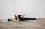10 minutos de exercícios deitados melhoram equilíbrio e flexibilidade, diz estudo