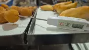 900 kg de alimentos impróprios são apreendidos em supermercados do RS