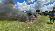 Acampamento Terra Livre: Bombeiros combatem incêndio iniciado por indígenas em Brasília
