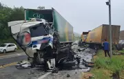 Acidente entre carretas deixa feridos graves e interdita BR-393 em Barra do Piraí