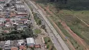 Acidente entre carro e moto na via Estrutural, no DF, causa congestionamento