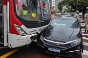 Acidente entre ônibus e carro deixa três feridos em Campo Grande