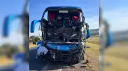 Acidente na BR-050 em Uberaba mata 2 e fere 38; ônibus e carreta arrastaram-se 70 m