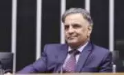 Aécio Neves busca articular terceira via para Presidência contra Lula e Flávio Bolsonaro