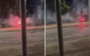 Adolescentes realizam perigosa batalha com fogos de artifício em Goiânia